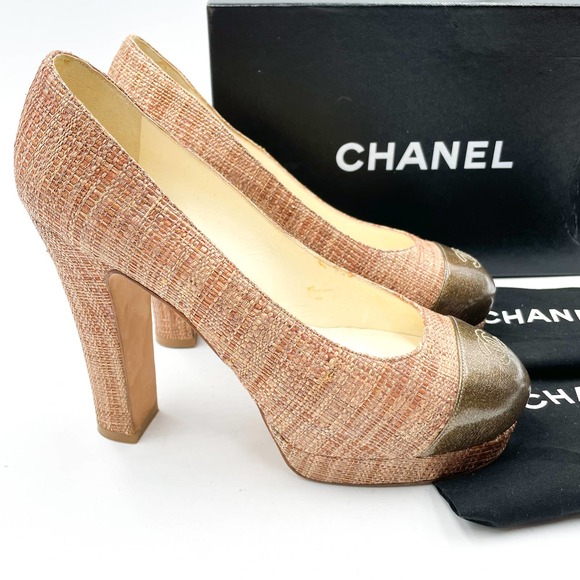 CHANEL Platform Pump Tan Tweed Straw Gold Leather CC Cap Toe Sz 37.5 /  7.5 US - Picture 1 of 12